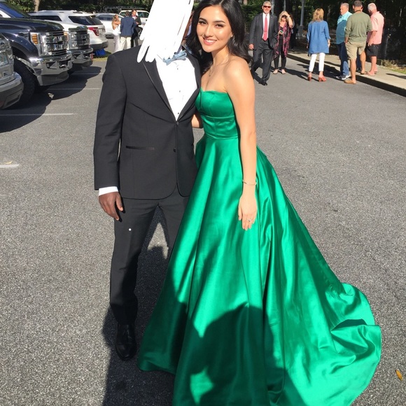 Sherri Hill Dresses & Skirts - Sherri Hill Emerald Green Prom Dress💚
